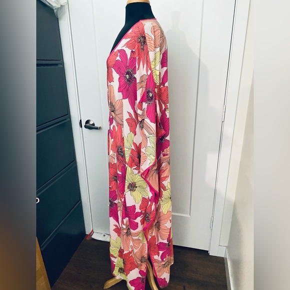 Beautiful, flowery, Tropical Caftan - Picture 2 of 3